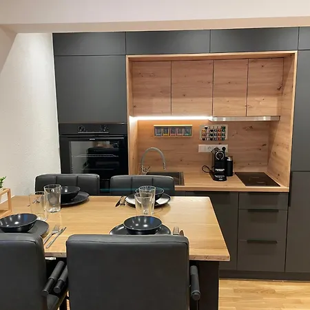 1,5-zimmer, Ausgestattet, 4 Pers, Souterrain, Self Check-in, Parkplatz, Netflix & Amazon Prime Apartamento *