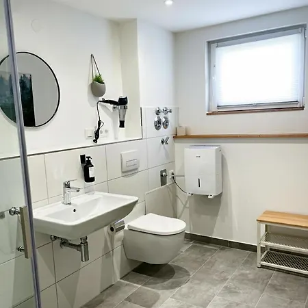 1,5-zimmer, Ausgestattet, 4 Pers, Souterrain, Self Check-in, Parkplatz, Netflix & Amazon Prime Apartman Flintsbach