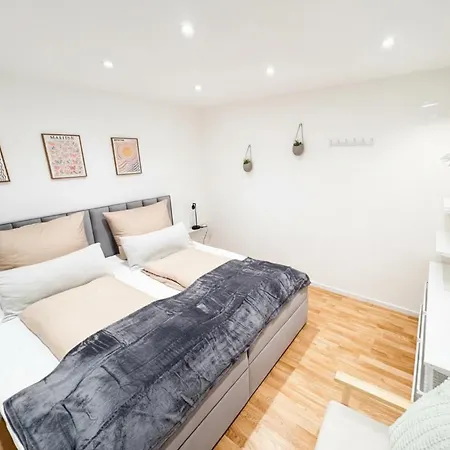 Apartman 1,5-zimmer, Ausgestattet, 4 Pers, Souterrain, Self Check-in, Parkplatz, Netflix & Amazon Prime *