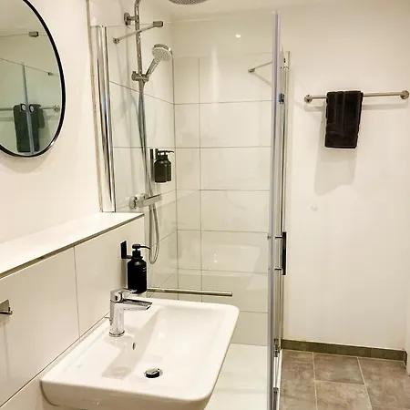 1,5-zimmer, Ausgestattet, 4 Pers, Souterrain, Self Check-in, Parkplatz, Netflix & Amazon Prime Flintsbach