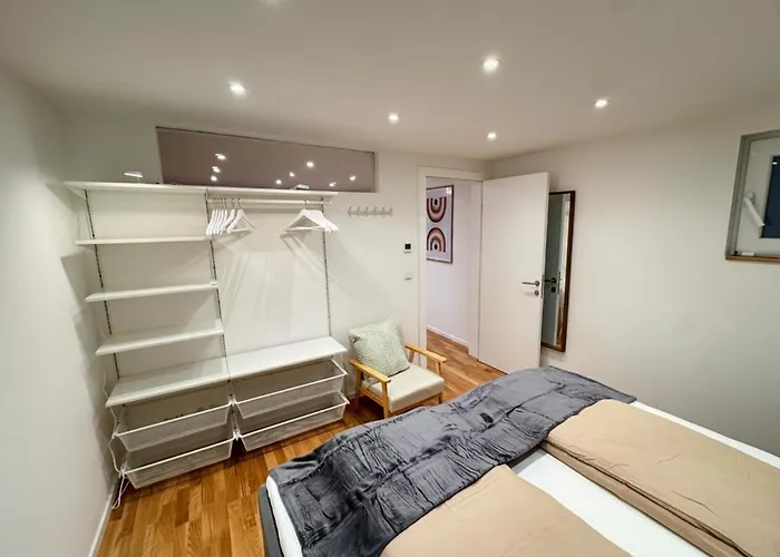 1,5-zimmer, Ausgestattet, 4 Pers, Souterrain, Self Check-in, Parkplatz, Netflix & Amazon Prime * Flintsbach